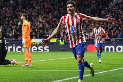 Julián Álvarez festeja la goleada del Atlético de Madrid frente al Tottenham en el estadio Metropolitano.