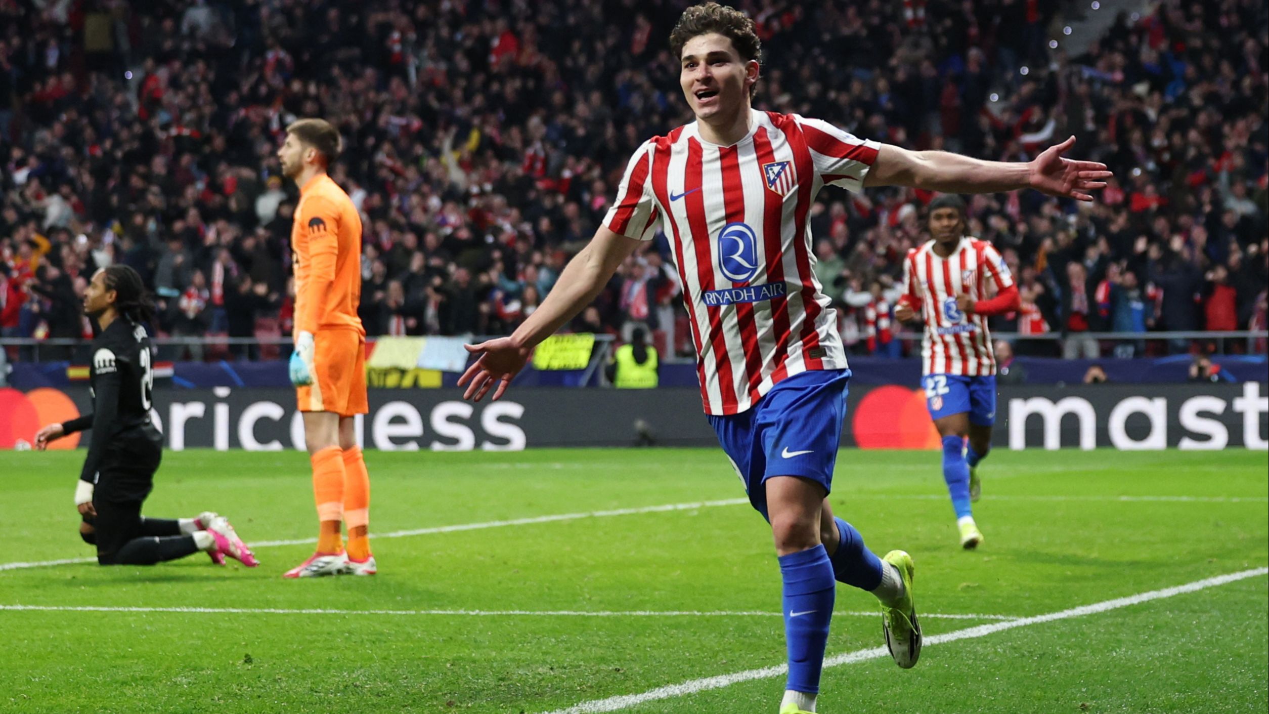 Julián Álvarez festeja la goleada del Atlético de Madrid frente al Tottenham en el estadio Metropolitano.