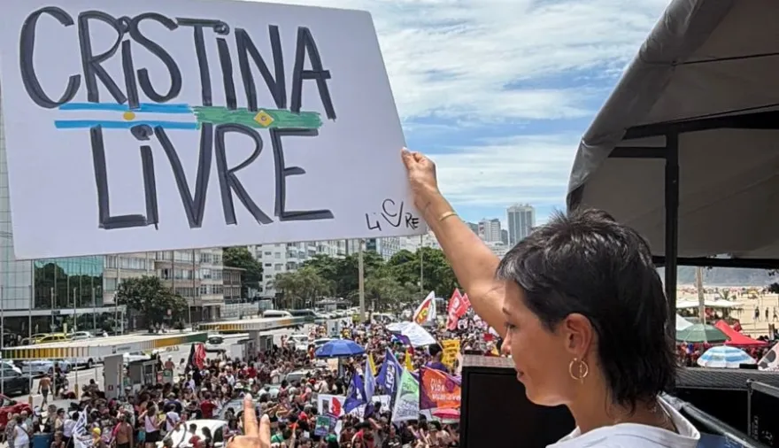 Mayra Mendoza en Río de Janeiro pidiendo por Cristina Kirchner libertad total junto a una bandera.