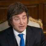 Retrato de Javier Milei analizando el horizonte de Milei tras su salida del poder.