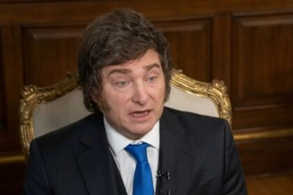 Retrato de Javier Milei analizando el horizonte de Milei tras su salida del poder.