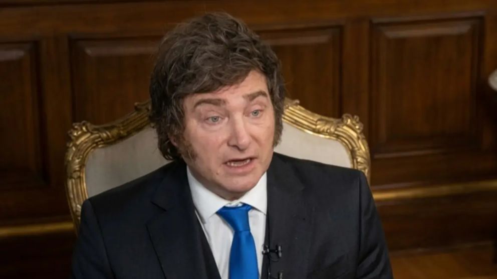 Retrato de Javier Milei analizando el horizonte de Milei tras su salida del poder.