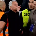 José Mourinho se retira del campo tras un final con escándalo en el clásico ante Porto.