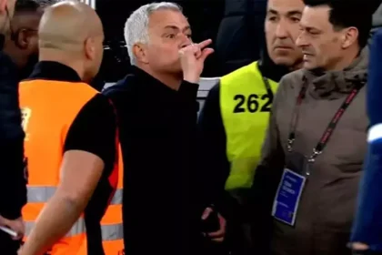 José Mourinho se retira del campo tras un final con escándalo en el clásico ante Porto.