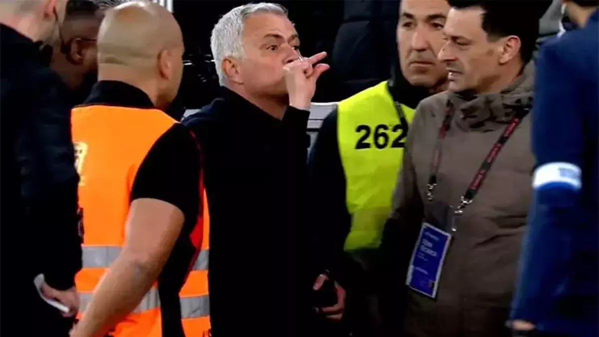 José Mourinho se retira del campo tras un final con escándalo en el clásico ante Porto.