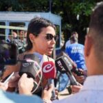 Mayra Mendoza brinda declaraciones a la prensa denunciando maniobras de persecución judicial tras acompañar a Cristina Kirchner.