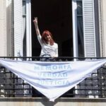 La expresidenta Cristina Kirchner saludó a la militancia desde su balcón con un pañuelo de Madres de Plaza de Mayo.