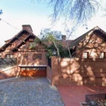 Fachada de la lujosa propiedad en Martínez vinculada al patrimonio de Manuel Adorni con custodia policial