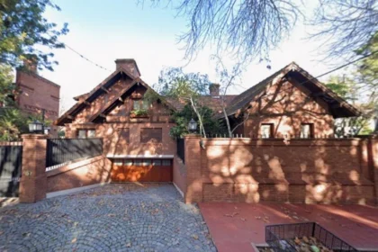 Fachada de la lujosa propiedad en Martínez vinculada al patrimonio de Manuel Adorni con custodia policial