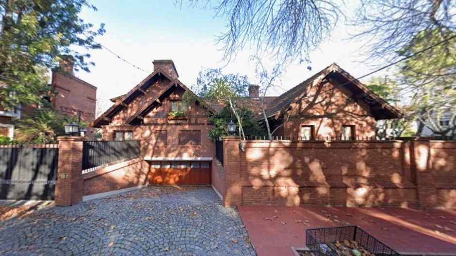 Fachada de la lujosa propiedad en Martínez vinculada al patrimonio de Manuel Adorni con custodia policial