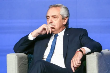 Alberto Fernández denuncia una persecución judicial peronista y analiza la gestión de Javier Milei.