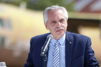 Alberto Fernández brinda una entrevista sobre la doble vara moral de los funcionarios actuales y la situación judicial.