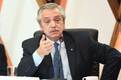 Expresidente Alberto Fernández brindando una entrevista donde solicita el juicio político contra Javier Milei por salud mental