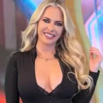 Alejandra Maglietti relatando en un estudio de streaming la escena de celos de Maglietti que vivió en un bar