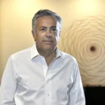 Alfredo Cornejo analiza los riesgos de tensiones sociales en Argentina durante un foro en Estados Unidos.