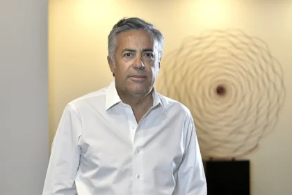 Alfredo Cornejo analiza los riesgos de tensiones sociales en Argentina durante un foro en Estados Unidos.