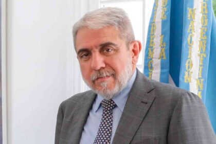 Aníbal Fernández en un acto político hablando sobre la interna para definir el futuro peronista.