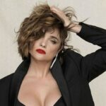 Araceli González brindando una entrevista sobre la polémica entre artistas pop y su apoyo a Emilia Mernes.