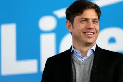 Manifestación en apoyo y defensa de la exmandataria frente a los tribunales de Comodoro Py durante su declaración.