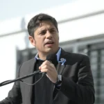 Gobernador Axel Kicillof durante la conferencia de prensa donde lanzó fuertes críticas de Kicillof a Milei por el caso YPF.