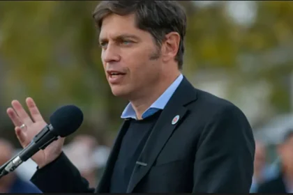 Axel Kicillof encabezando un acto político de cara a las elecciones presidenciales 2027.