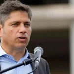 Axel Kicillof brindando un discurso sobre la soberanía energética de YPF en la provincia