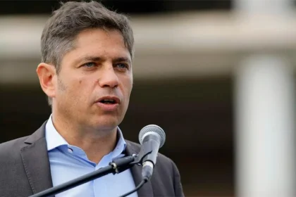 Axel Kicillof brindando un discurso sobre la soberanía energética de YPF en la provincia