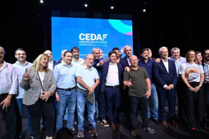 Axel Kicillof hablando en el Teatro Coliseo sobre el modelo económico de Javier Milei