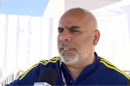 Mauricio Serna defendiendo los refuerzos de Riquelme en Boca