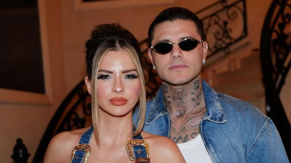 Mauro Icardi y la China Suárez llegando a Ezeiza tras su viaje relámpago a Argentina en medio de conflictos judiciales.