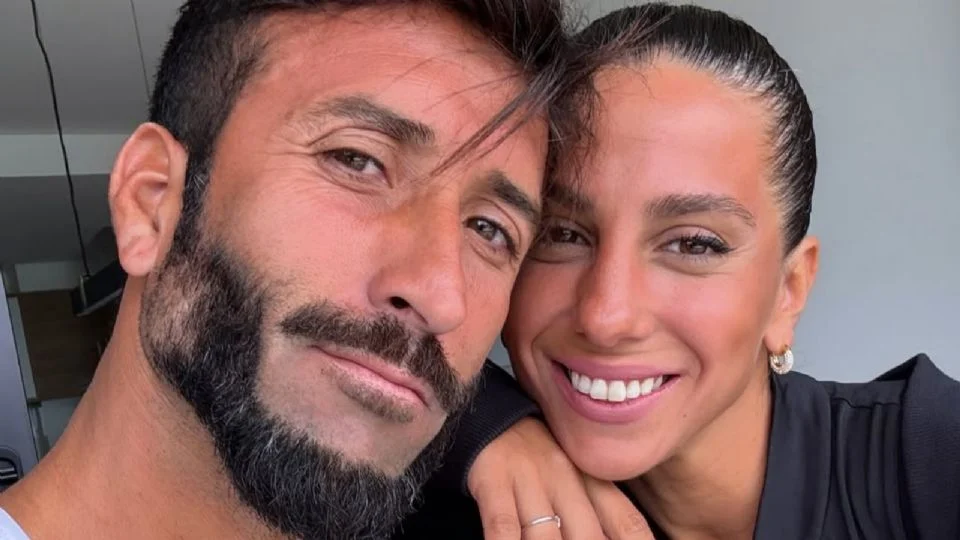 Roberto Castillo brinda un apoyo incondicional a su pareja Cinthia Fernández tras su salida de la televisión.