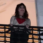 Militantes de La Cámpora organizan un acto de apoyo a Cristina Kirchner frente a su casa.