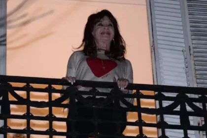 Militantes de La Cámpora organizan un acto de apoyo a Cristina Kirchner frente a su casa.