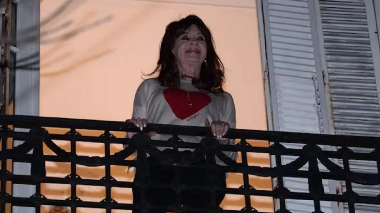 Militantes de La Cámpora organizan un acto de apoyo a Cristina Kirchner frente a su casa.