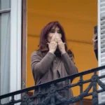 Cristina Kirchner ingresando a su declaración indagatoria en Comodoro Py rodeada de seguridad.
