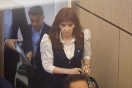 Cristina Kirchner frente al tribunal durante su declaración en Causa Cuadernos en los tribunales federales.