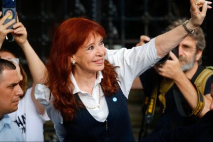 Cristina Kirchner saliendo de tribunales tras su declaración en la farsa judicial