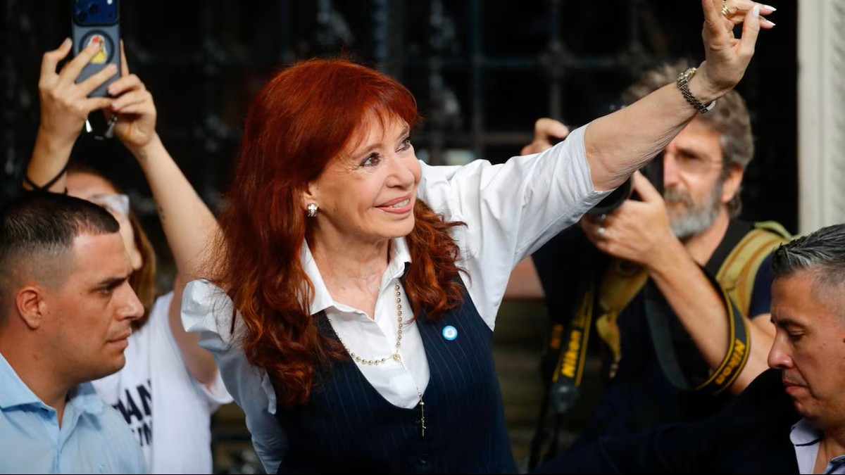 Cristina Kirchner saliendo de tribunales tras su declaración en la farsa judicial