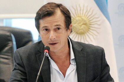Daniel Lipovetzky critica la postura del presidente Milei tras sus descalificaciones al infectólogo Pedro Cahn.