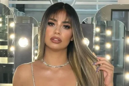 Daniela Celis durante la confesión de Daniela Celis en el programa de streaming de Emilia Attias