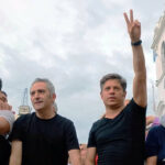 Axel Kicillof marchando junto a Madres de Plaza de Mayo por el futuro del pueblo argentino.