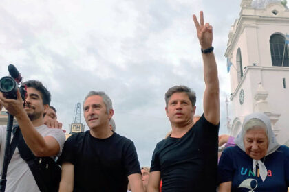 Axel Kicillof marchando junto a Madres de Plaza de Mayo por el futuro del pueblo argentino.