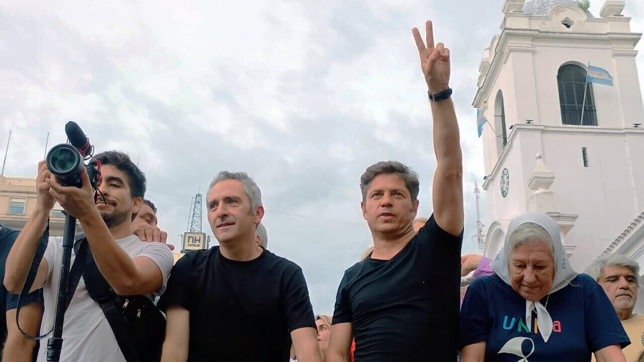 Axel Kicillof marchando junto a Madres de Plaza de Mayo por el futuro del pueblo argentino.