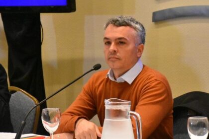 El diputado Esteban Paulón analiza en radio el impacto negativo de Manuel Adorni en el Gobierno