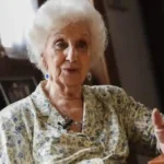 Estela de Carlotto encabezando un acto por la búsqueda de identidad y justicia en Argentina.