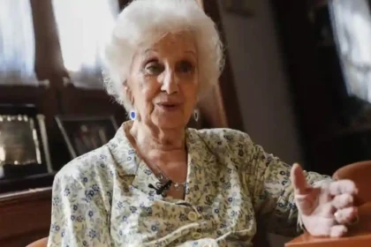 Estela de Carlotto encabezando un acto por la búsqueda de identidad y justicia en Argentina.