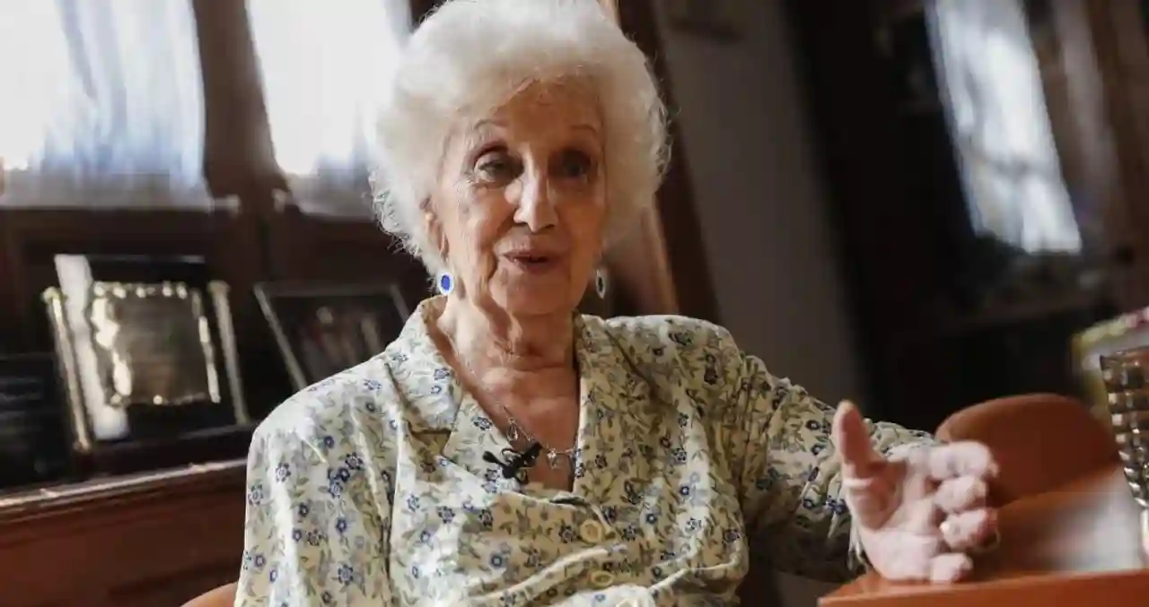 Estela de Carlotto encabezando un acto por la búsqueda de identidad y justicia en Argentina.