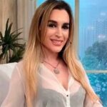 Fátima Flórez personificada como Moria Casán mientras lanza fuertes acusaciones contra Evangelina Anderson en televisión.