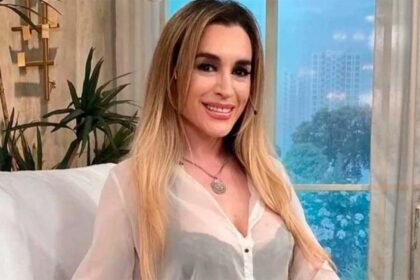 Fátima Flórez personificada como Moria Casán mientras lanza fuertes acusaciones contra Evangelina Anderson en televisión.