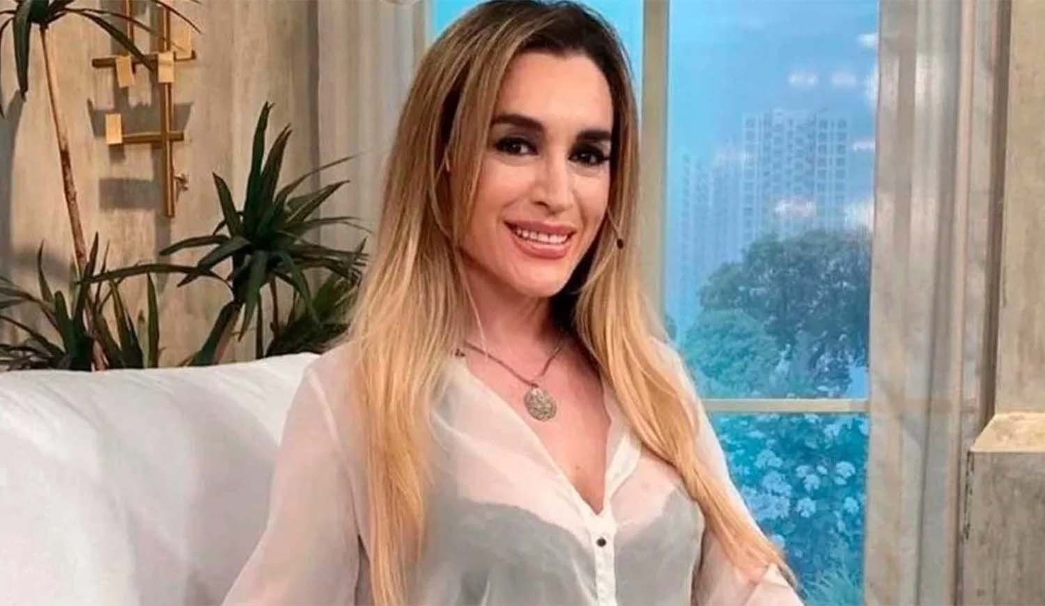 Fátima Flórez personificada como Moria Casán mientras lanza fuertes acusaciones contra Evangelina Anderson en televisión.